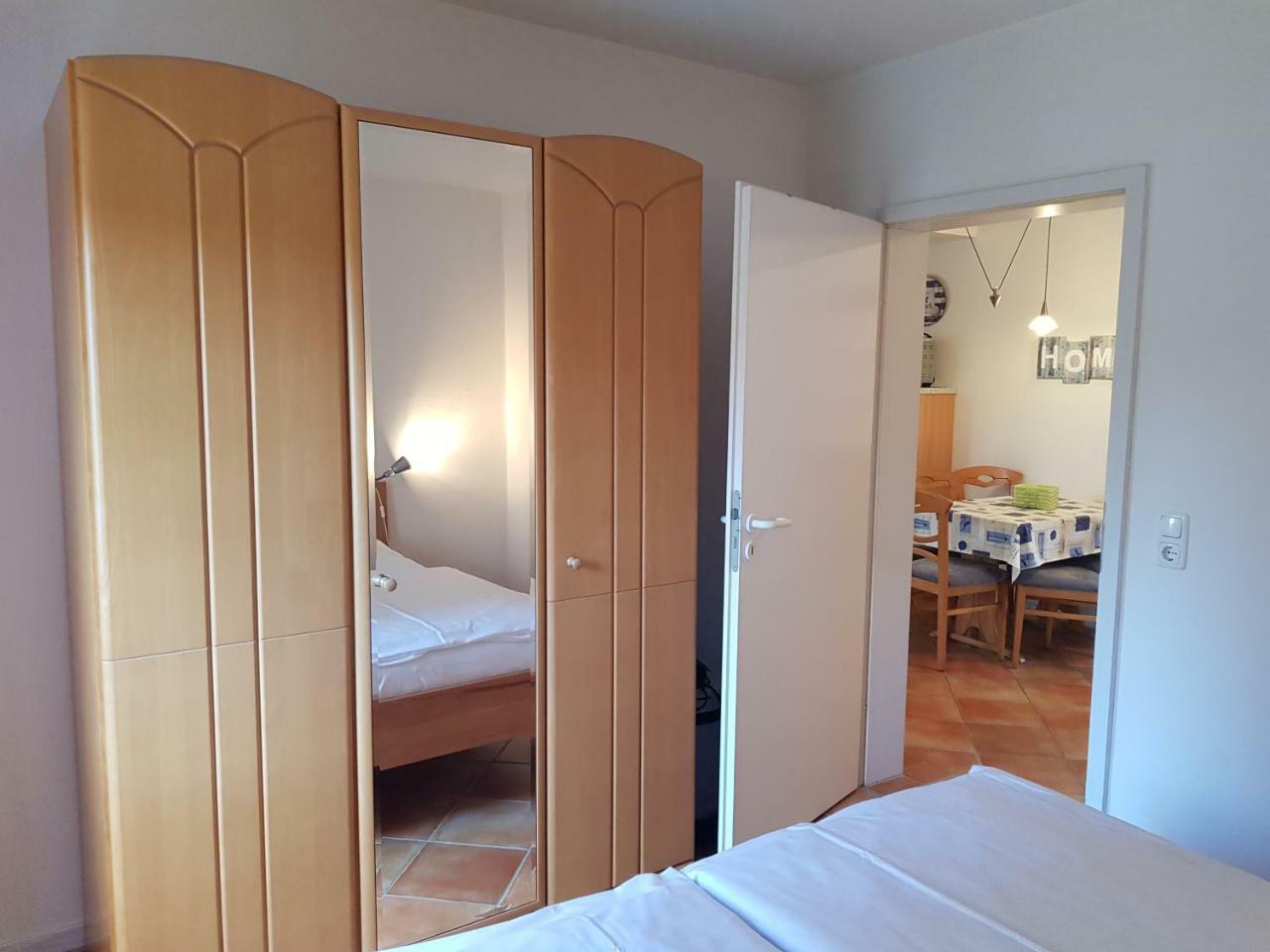 Ferienwohnung 4 Im Haus Am See Mit Wintergarten Und Terrasse Seedorf  Ruang foto